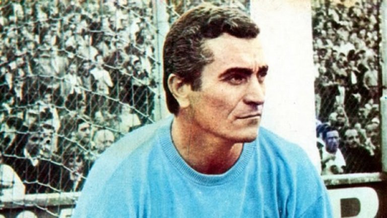 Амадео Карисо
Карисо е човекът, променил представите за това каква трябва да е играта на вратаря. Аржентинецът прекарва почти цялата си кариера в Ривър Плейт и е първият вратар, започнал да използва ръкавици, както и първият, който започва да действа като последен в защитата на тима. Освен това точните му пасове поставят началото на много атаки – все неща, които днес са задължителни за вратарите.