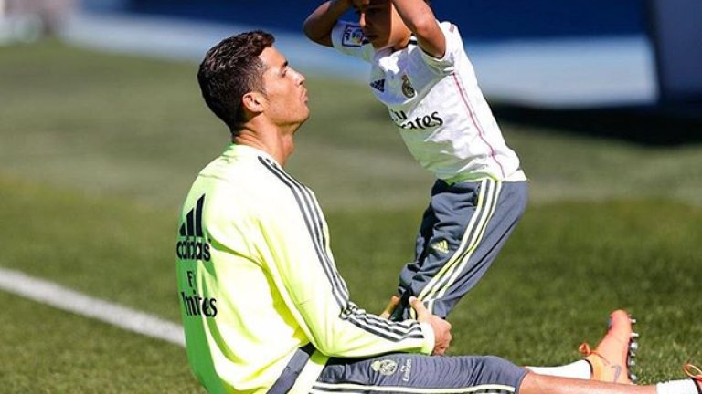 Кристиано Роналдо е по-голям от Лионел Меси с 869 дни. Познайте колко е разликата между синовете им... 869 дни! Ако не вярвате - Кристиано-младши е роден на 17 юни 2010, а Тиаго Меси на 2 ноември 2012.