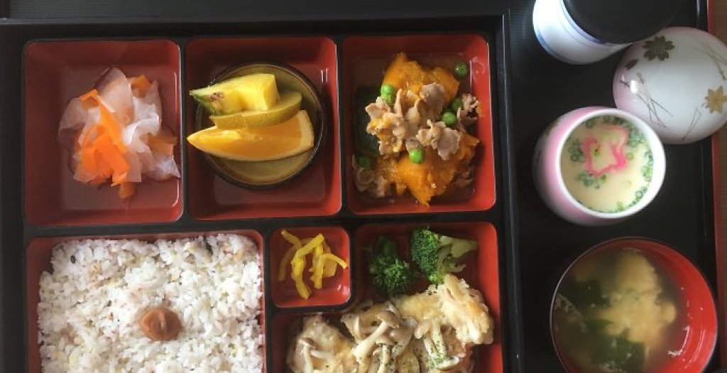 Пиле с гъбен сос, сладка тиква и свинско, морковена салата, ориз, мисо супа,  Soup, Chawan Mushi (вид яйчен сладък крем)