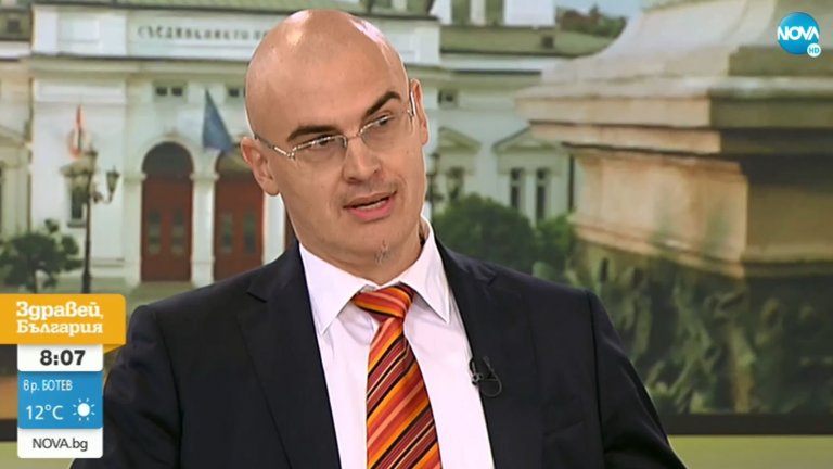 Интервюто на Петър Илиев на теория трябваше да изчисти спора около името му. На практика го засили