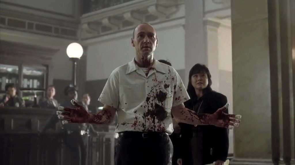 Мозъците ни не приемат идеята някой да не е гледал „Седем“ . И все пак, този филм може да се гледа още един път. Дори само заради насладата от невероятния актьорски състав и великолепната режисура на днешния рожденик