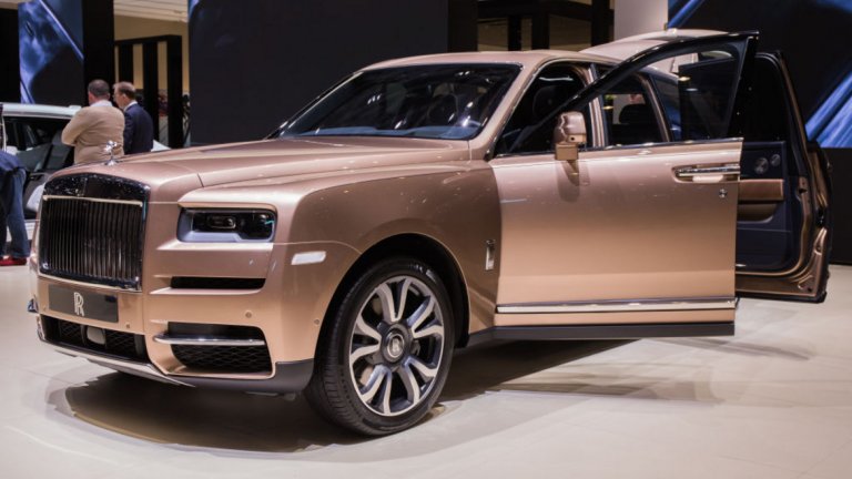 Rolls-Royce Cullinan 
Британците от Rolls-Royce са известни със скъпите си, луксозни коли с "мускулест" дизайн. При Cullinan обаче амбициите за свръхагресивен външен вид са дошли в повече. Моделът е с ръбата правоъгълна предница и огромна решетка. Шасито е допълнително повдигнато и ако се чудите защо – Cullinan се води в SUV сегмента.