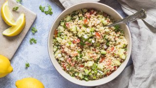 А колежките ѝ от "Приятели" не могат да ѝ се наситят