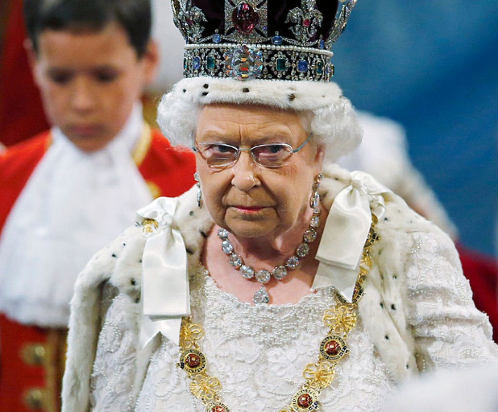 Кралица Елизабет II по време на официална церемония през май, 2015 в Уестминстърското абатство