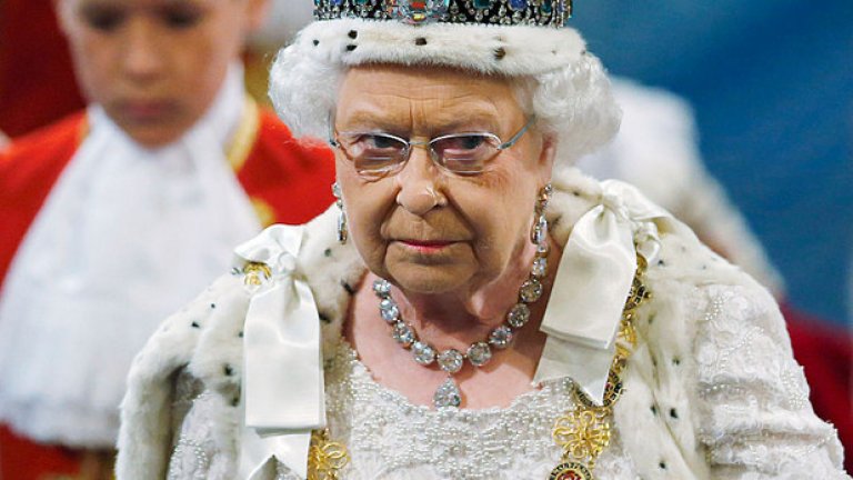 Кралица Елизабет II по време на официална церемония през май, 2015 в Уестминстърското абатство