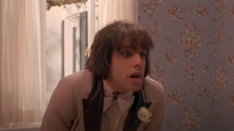 “Ах, тази Мери”
Незабравима е и сцената от “Ах, тази Мери”, когато героят на Бен Стилър наблюдава от тоалетната преобличащата се Камерън Диаз и прищипва пениса си с ципа на панталоните. Положението е толкова сериозно, че през прозореца на банята влизат полицай и пожарникар, за да помогнат със ситуацията. 
А зрителите, любопитни да разберат как точно героят на Бeн Стилър се е прищипал, постоянно са натискали паузата на кадъра, в който камерата слиза надопу по панталоните му.