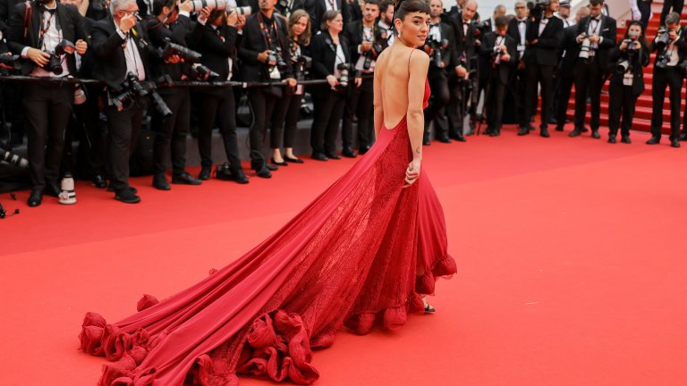 Акрисата Симона Табаско пристигна в червена рокля на Lavin.