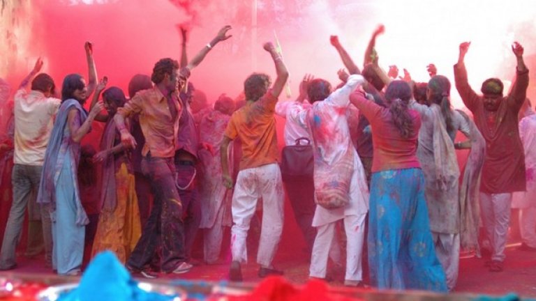 Древният хиндуиски фестивал на цветовете Холи празнува победата на доброто над злото
