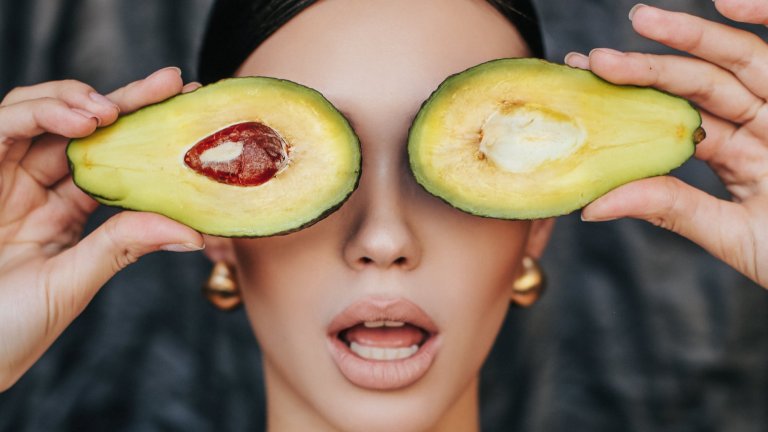 Оказва се, че някои от ежедневните ни уж здравословни избори на храна всъщност ни правят "мечешка услуга", особено ако не сме стриктни от кое по колко приемаме. В галерията ще видите десет здравословни предложения, с които обаче трябва да сте много внимателни: