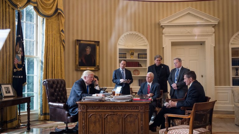 От всички мъже на снимката в Овалния кабинет, в екипа на Тръмп остана само един - вицепрезидентът Майк Пенс