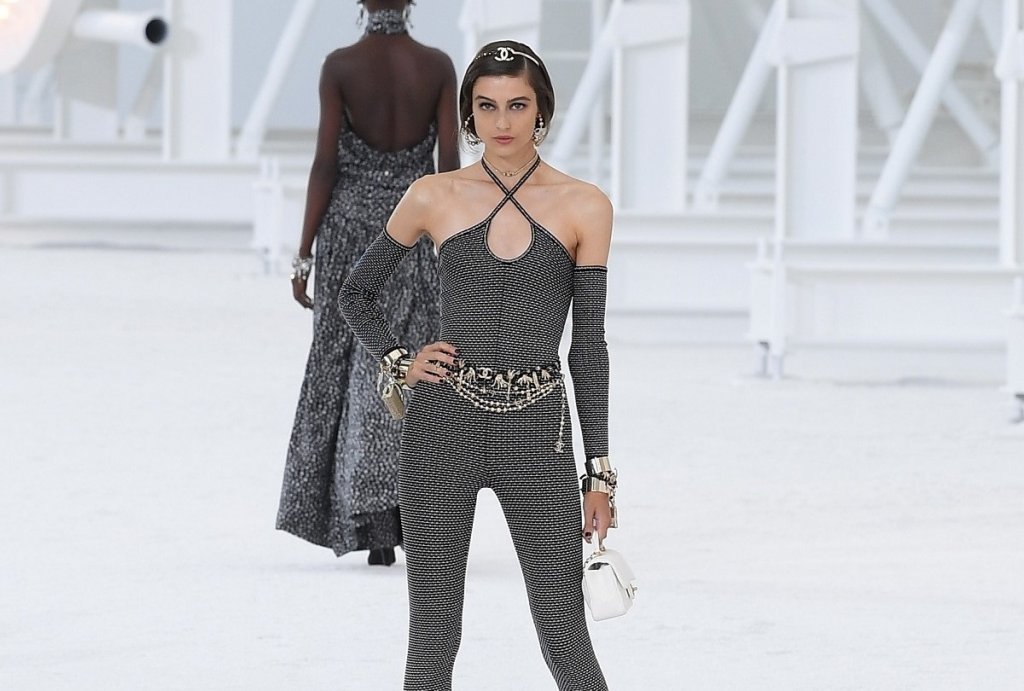 Модерните гащеризони
Прилепнали към тялото и очертаващи всяка извивка, в модата за есента на 2021 г. с бодра крачка влизат гащеризоните, очертаващи фигурата. Те следват естествените форми на тялото и привличат вниманието с ексцентрични цветове и шарки.