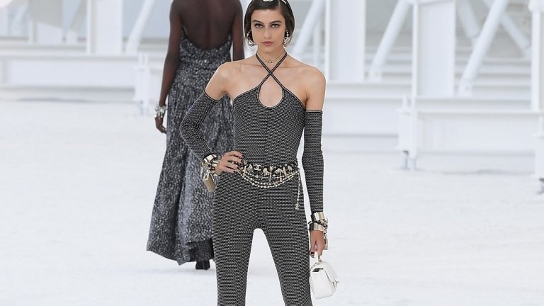 Модерните гащеризони
Прилепнали към тялото и очертаващи всяка извивка, в модата за есента на 2021 г. с бодра крачка влизат гащеризоните, очертаващи фигурата. Те следват естествените форми на тялото и привличат вниманието с ексцентрични цветове и шарки.