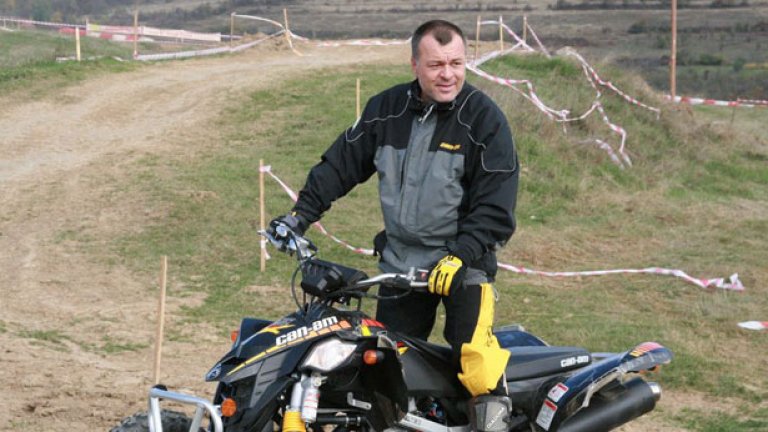 Тодор Христов (на снимката) и Петър Ценков са първите българи, които ще стартират в рали "Дакар"