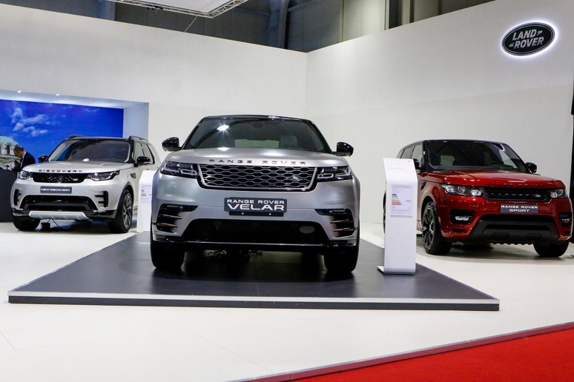 Range Rover Velar е луксозен SUV автомобил и най-новият член в семейството на Range Rover. Моделът е създаден да запълни „бялото поле“ между Range Rover Evoque и Range Rover Sport. Velar предлага нива на проходимост и лукс, непознати досега в сегмента на средноразмерните високопроходими автомобили. 

Новият Range Rover Velar е много добре позициониран ценово у нас, като стартовата му цена започва от 118 800 лева, а богато оборудваните модели достигат 180 000 лева.

Velar се отличава с футуристичен дизайн – предните full-LED дарове са най-тънките досега в сериен автомобил на марката. Силуетът е допълнен от алуминиеви 22-инчови джанти. Той е с 250 конски сили и ускорява от 0 до 100 км/ч за 6,7 секунди. 