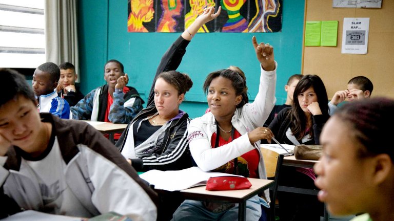 The Class / "В класната стая"
Базиран на едноименната автобиографична книга на Франсоа Бегодо (който изпълнява и главната роля във филма), "В класната стая" показва светът на учениците и техните специфични проблеми в съвременна Франция. В центъра на този водовъртеж от образование и съзряване е техният учител. Филмът е колкото смешен толкова и драматичен и може да се хареса на всякаква публика.