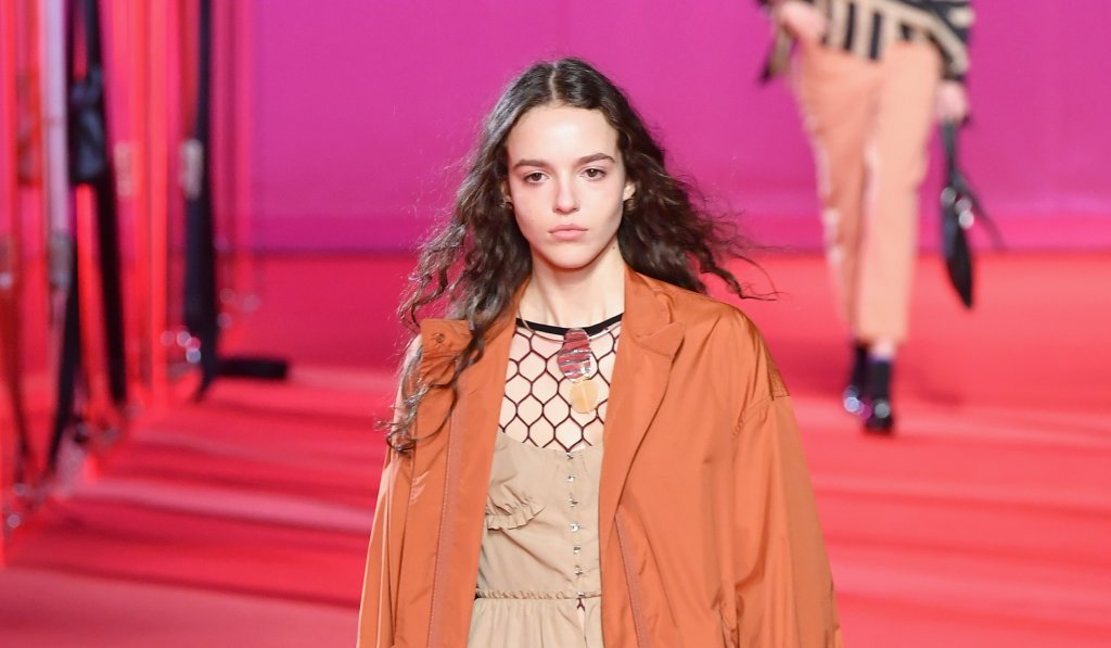 Модерните дъждобрани
Тенденцията, която не ви се иска да пропускате, ако цените модните ревюта, е носенето на дъждобрани през зимата. Материята им е по-плътната, кройката е свободна, а цветовете - ярки, за предпочитане неонови.