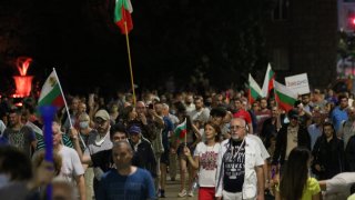 Кола опита да мине през блокадата при Румънското посолство