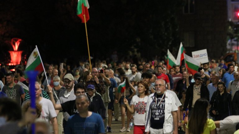 Кола опита да мине през блокадата при Румънското посолство