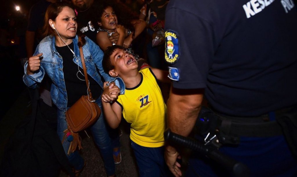 TOPSHOTS-HUNGARY-AUSTRIA-EUROPE-MIGRATION