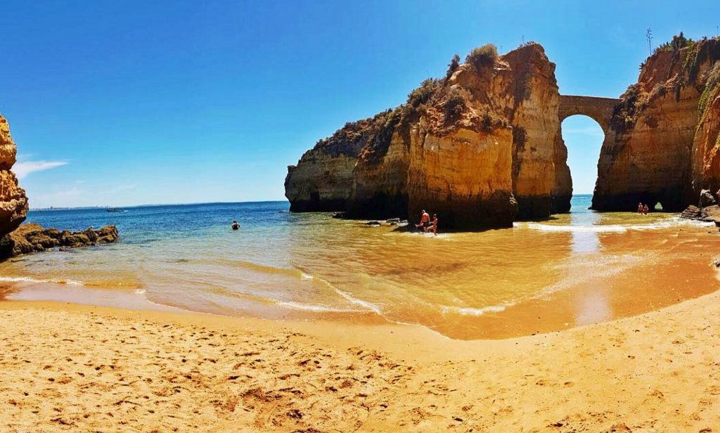 Лагос Градът предлага разнообразие от красиви плажове и скални образувания, незабравими гледки, вкусна кухня, множество ресторанти и барове, както и интензивен летен нощен живот. Само внимавайте да не го объркате с Лагос в Нигерия