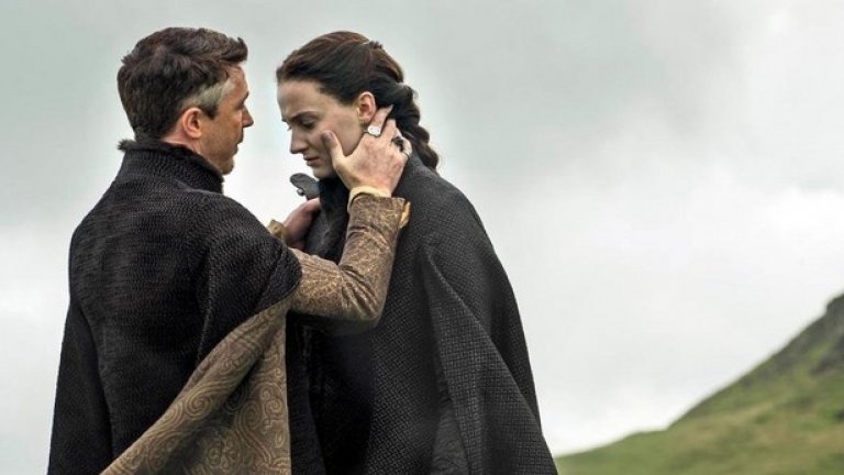 3. Софи Търнър – Санса Старк в "Game of Thrones"
Вероятно много фенове и на сериала, и на книгите, с радост биха се съгласили с това Санса да беше умряла вместо някой от техните любимци. Защото, нека го признаем – Game of Thrones е рекордьор в това да разбива сърцата на зрителите. Неочаквана смърт на персонаж бива последвана от тази на друг – и така отново, и отново, и отнов. 
В едно свое интервю актрисата Софи Търнър, която играе Санса, е казвала, че се надява героинята й да умре преди края на сериала. Причината е, че Търнър завижда за запомнящите се финални сцени, които много от колегите й са имали възможност да изиграят.