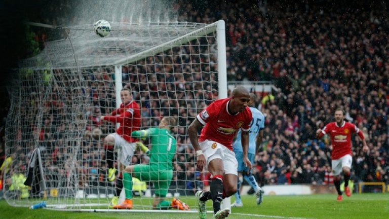 12 април. Ашли Йънг е голмайсторът, но Уейн Рууни не пропуска да опъне мрежата и да свали килограми вода от нея. Юнайтед лети, разгромявайки Сити с 4:2 в дербито. И мечтае дори за титла...