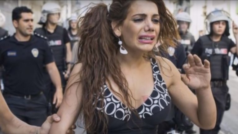 Според волята на някой садист трансексуалната Ханде Кадер - една от най-гласовитите поддръжнички на правата на ЛГБТ общността в Истанбул - не е просто убита, а и изгорена