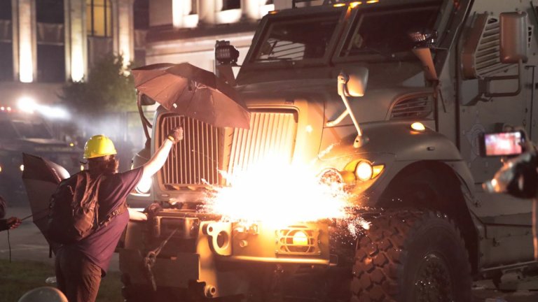 Протестите продължават трети пореден ден, докато адвокатите на простреляния 29-годишен Джейкъб Блейк казват, че ще е нужно "чудо", за да може той да проходи отново.