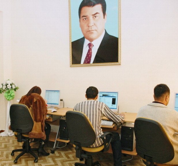 На снимката: през 2007 година в столиата Ашхабат е открито едно от първите интернет кафета. Естествено - под егидата на лика на предишния лидер Сапармурат Ниязов