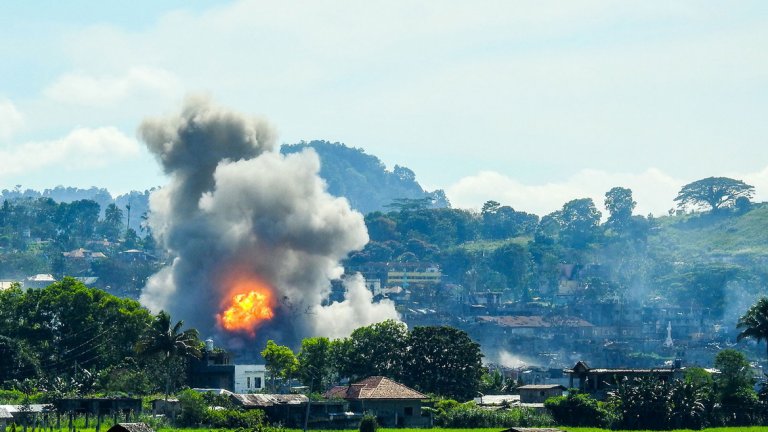 Облаци дим над къщите след едно от въздушните нападения над града, извършено от филипинските военновъздушни сили на 17 септември 2017 г.