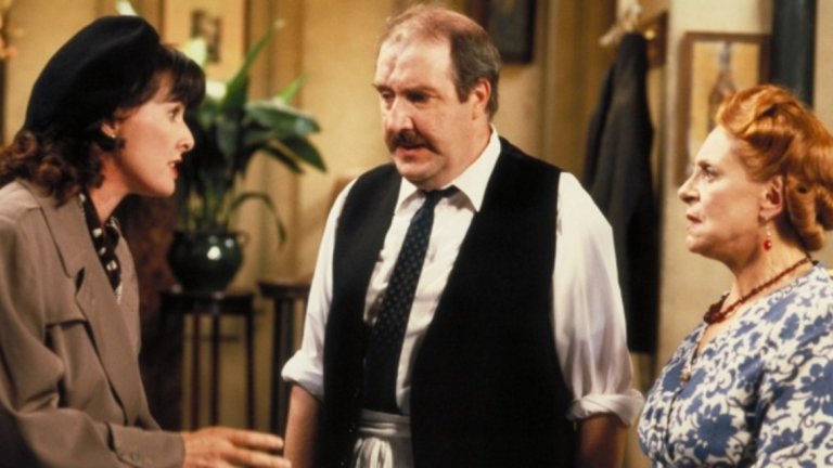 ’Allo ’Allo! / "Ало ало!"
Има комедийни сериали, има и "Ало ало!". Тази британска комедия показва, че макар и Втората световна война да е една от най-големите жестокости, които светът е познал, тя може да изглежда забавно, особено ако се представи от гледната точка на едно френско селце и неговия чудат "ханджия" Рене Артоа. Той, заедно с близките си, се опитва да оцелее - войната, всичките жени, които го обожават, и пеенето на съпругата му Едит. Постоянни приключения, безумни планове и много, много смях.
