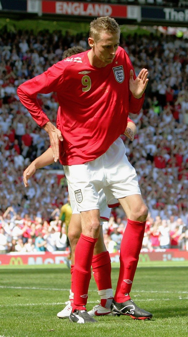 През 2006 г. Питър Крауч разсмя света с роботския си танц за националния отбор на Англия. Естествено, това не помогна на отбора на световното в Германия
