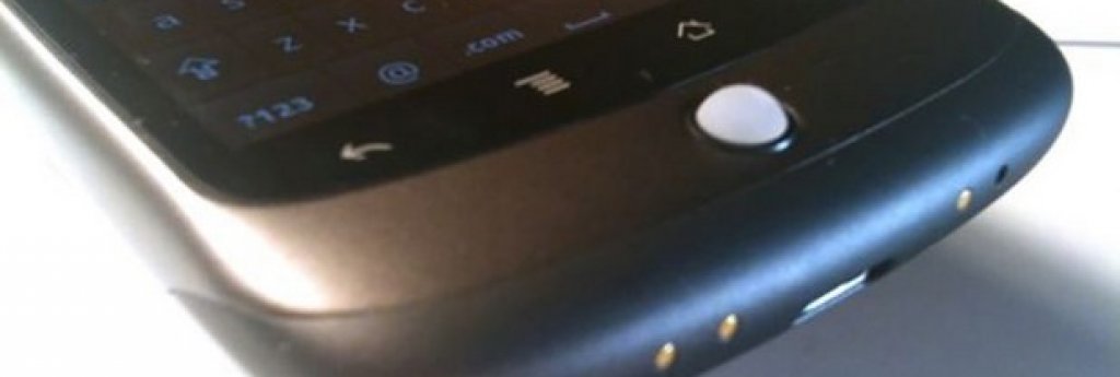 Тракбол
Помните ли първото BlackBerry, което видяхте? Имаше ли скрол топче? Помните ли колко готино беше да си играете с него? Всъщност и не само да си играете – с малко свикване тракболът се показва като особено лесен начин за навигиране из телефона, при това по-бърз от няколко поредни тапвания по екрана. Когато излезе Nexus One той беше с тракбол под тъчскрийн екрана, който дори светеше в различни цветове. Но си остана някъде там, в миналото.