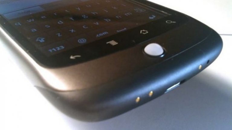 Тракбол
Помните ли първото BlackBerry, което видяхте? Имаше ли скрол топче? Помните ли колко готино беше да си играете с него? Всъщност и не само да си играете – с малко свикване тракболът се показва като особено лесен начин за навигиране из телефона, при това по-бърз от няколко поредни тапвания по екрана. Когато излезе Nexus One той беше с тракбол под тъчскрийн екрана, който дори светеше в различни цветове. Но си остана някъде там, в миналото.