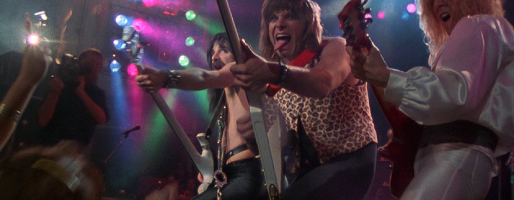 „Това е Спайнъл Тап“ (1984 г.)
Псевдодокументален филм за британската хеви метъл група Spinal Tap, която тръгва на турне в САЩ. Райнер сам участва като режисьора-документалист Марти Дибърджи, а в ролите на музикантите са Кристофър Гест, Майкъл Маккийън и Хари Шиърър. Филмът следва абсурдните ситуации около групата, концертите и задкулисните им проблеми.