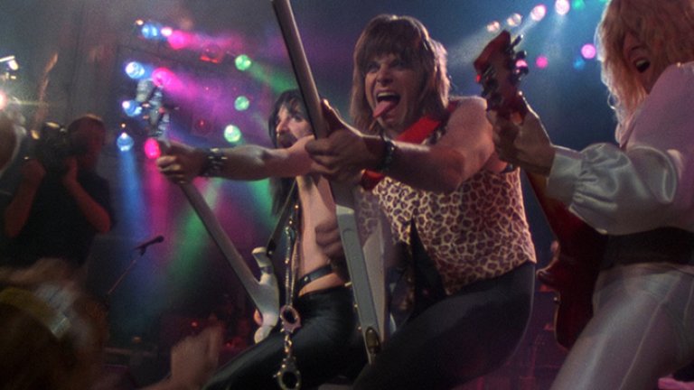 „Това е Спайнъл Тап“ (1984 г.)
Псевдодокументален филм за британската хеви метъл група Spinal Tap, която тръгва на турне в САЩ. Райнер сам участва като режисьора-документалист Марти Дибърджи, а в ролите на музикантите са Кристофър Гест, Майкъл Маккийън и Хари Шиърър. Филмът следва абсурдните ситуации около групата, концертите и задкулисните им проблеми.