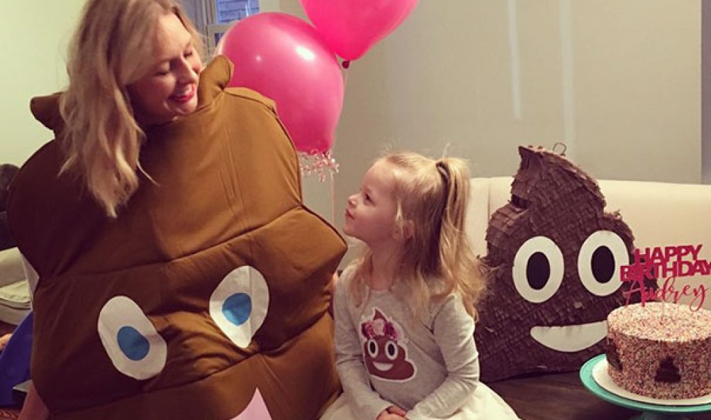 Одри заедно с майка си, която е облечена в специален костюм