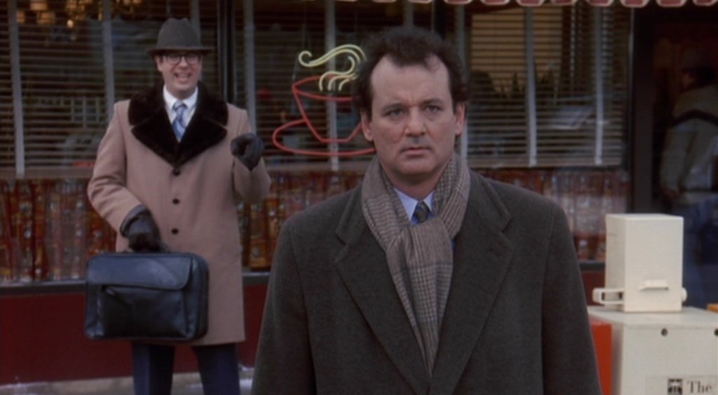 Омагьосан ден (1993) 
Има много филми, в които добрия стар time loop е основна сюжетна линия. „Омагьосан ден“ обаче е само един. Бил Мъри е злобен новинар, пратен в затънтен град, от който не може да си тръгне, където най-скапаният ден в годината зап