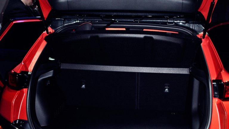 KONA предлага щедро място за краката на предната седалка със 1,054 mm  и 880 mm за пътниците отзад. Общото място за багаж от 361 литра е напълно достатъчно за всекидневни нужди. Със свалени седалки KONA предлага  1,143 литра пространство за излети в края на седмицата или по-дълги пътувания.