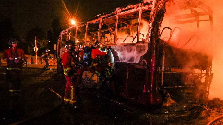 По време на протестите в центъра на Марсилия група демонстранти е ограбила оръжеен магазин