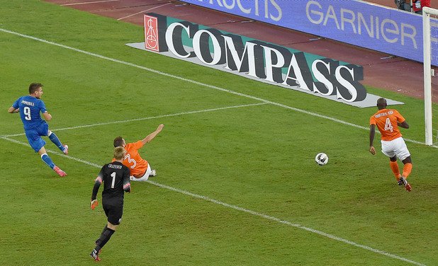 Чиро Имобиле (номер 9) наказва холандците още в 3-ата минута за 1:0.