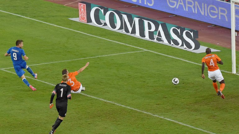 Чиро Имобиле (номер 9) наказва холандците още в 3-ата минута за 1:0.