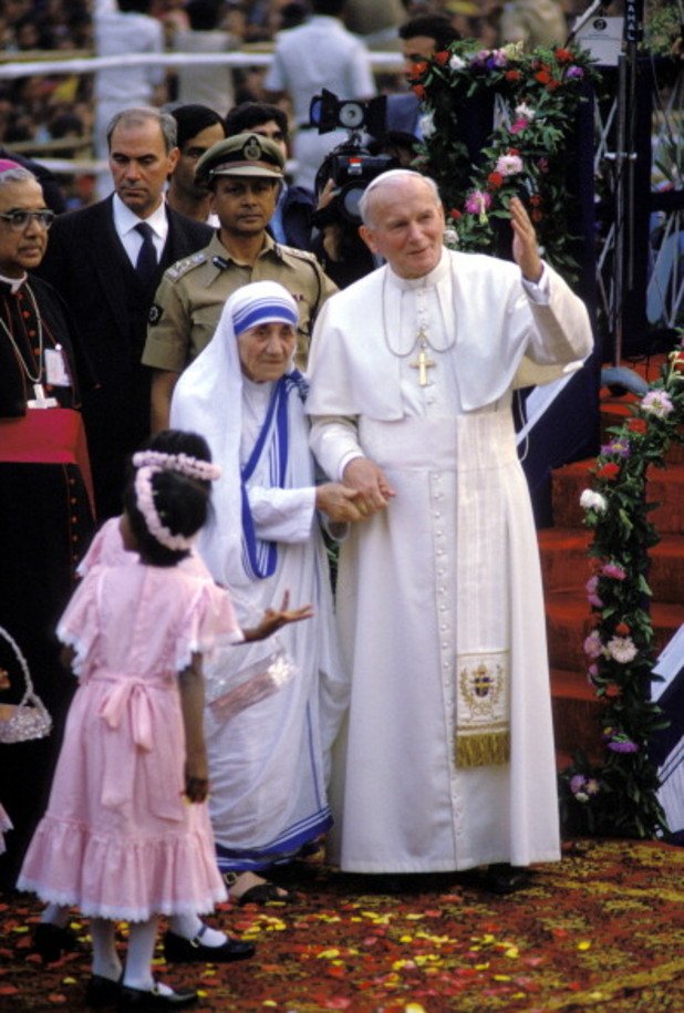 Папа Йоан-Павел II обяви Майка Тереза от Калкута за "блажена" шест години след смъртта й през 1997-ма година