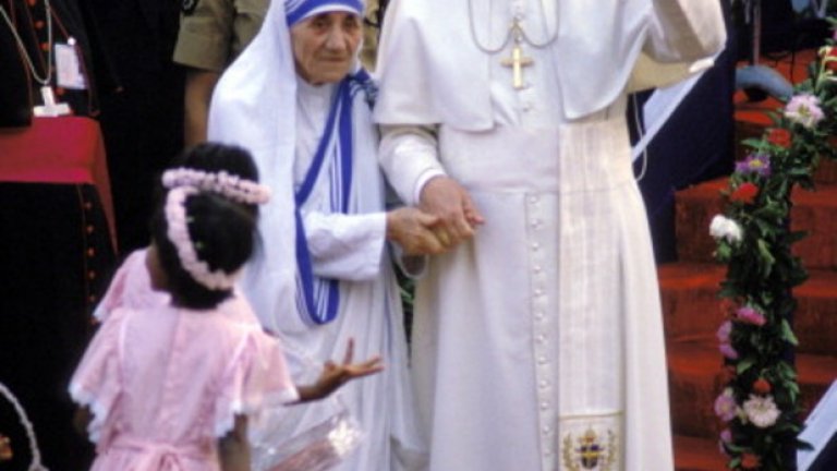 Папа Йоан-Павел II обяви Майка Тереза от Калкута за "блажена" шест години след смъртта й през 1997-ма година