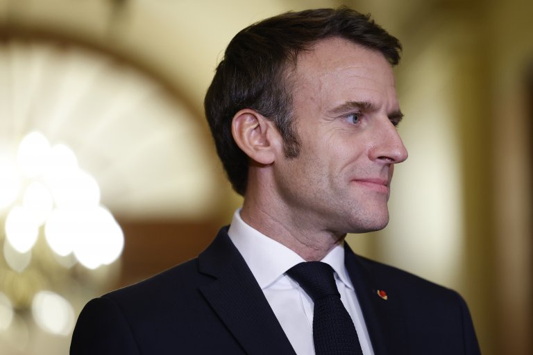 Популярността на френския президент в родината му в момента е такава, че някои биха се включили в "акащия протест" само с надеждата, че техните "произведения" ще го достигнат, докато плува в река Сена. 