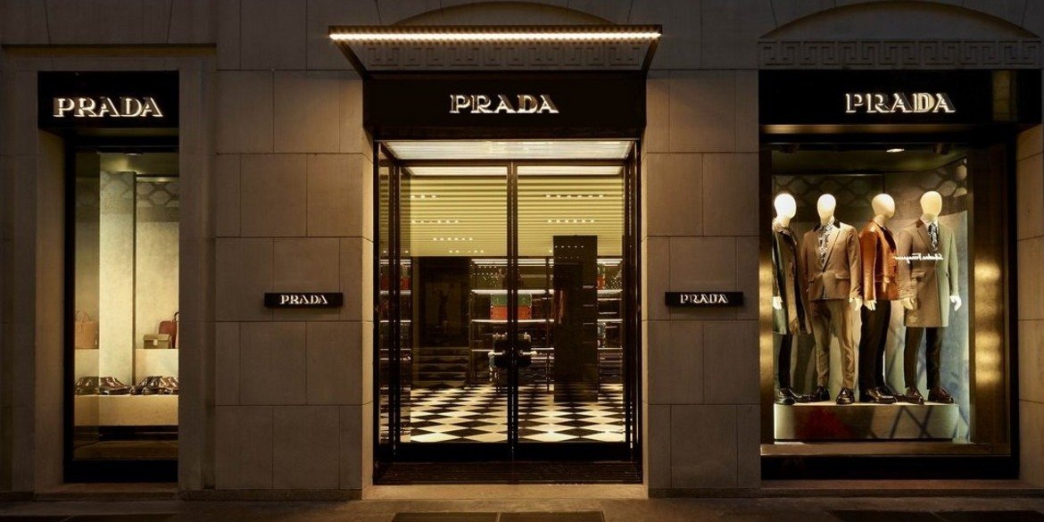 PradaИ още един моден гигант сред италианските марки. Основана е през 1913 година в Миланов от Марио Прада. В началото модната къща е известна като Fratelli Prada, специално развитие има при управлението на Миуча Прада, способен дизайнер от семейството, която се обединява с Патрицио Бертели, бизнесмен и собственик на фирмата Производители на кожа в Италия. По-късно двамата се оженват. През 2014 година оборът на Prada e 3,522 милиарда евро.