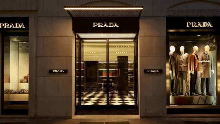 PradaИ още един моден гигант сред италианските марки. Основана е през 1913 година в Миланов от Марио Прада. В началото модната къща е известна като Fratelli Prada, специално развитие има при управлението на Миуча Прада, способен дизайнер от семейството, която се обединява с Патрицио Бертели, бизнесмен и собственик на фирмата Производители на кожа в Италия. По-късно двамата се оженват. През 2014 година оборът на Prada e 3,522 милиарда евро.