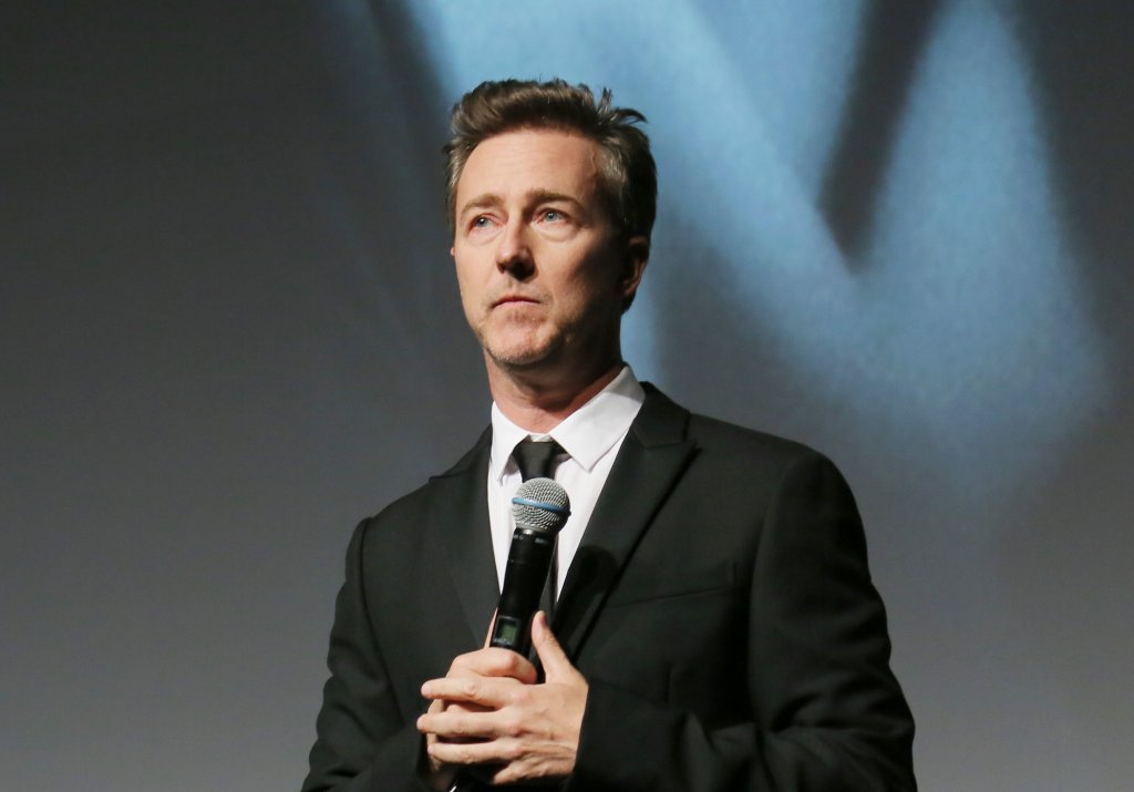 Едуард Нортън в "Италианска афера"
Нортън започва кариерата си с филма на студиото "Парамаунт" "Първичен страх" (Primal Fear). Договорът му включва условието, че той трябва да заснеме още два филма с тях. Актьорът обаче се захваща с проекти на други студия, включително култовия днес "Боен клуб", и така и не постига съгласие с "Парамаунт" за роля в техен филм.