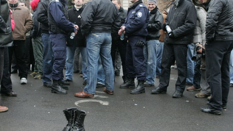 През декември 2008 г. полицаите пушиха и пиха една студена вода