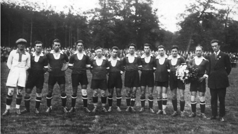Пади Мръсника ни вкарва от засада
Ирландия – България 1:0
28 май 1924 г., стадион „Коломб”, Париж
За олимпийските игри във Франция националите ни пътуват с влак до Лом, оттам с парахода до Виена, а после с австрийската и швейцарската железница към Париж. Имаме и спонсор, това е тютюневата фабрика „Енидже”, отпуснала пет кила цигари за момчетата. Да имат, да си пушат по пътя. В дисагите и куфарите всеки е сложил голяма пита кашкавал, предвидливо закупени от касиера на отбора Христо Енчев.
В Париж по жребий се падаме срещу състава на Ирландската свободна държава. Над 10 000 зрители пристигат на стадион „Коломб” да гледат мача. Резултатът клони към 0:0, а „голове не могат да се отбележат поради лошата пасировка на форуърдите (нападателите – б.р.)”, съобщава току-що създаденият от бащата на спортната ни журналистика Иван Селвелиев вестник „Спортъ”. В отбрана нашите играят хитро с изкуствени засади, в които ирландците попадат общо 23 пъти. 
Мачът върви към края си, и ако завърши наравно, ще има преиграване. Точно тогава обаче Пади Дънкан – Мръсника ни вкарва гол, с който губим първата си голяма футболна битка. Играчите ни протестират, че ирландецът е бил в засада. „Център-форуърдът им Дънкан от положение оф-сайд бие шут и отбелязва единствения през цялата игра гол, с което неправилно спечелиха състезанието”, разочаровано долага още вестник „Спортъ” от Париж. Загубата води до отпадане на България от олимпийските игри.